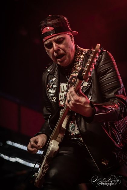 Guitarist in a bandana cap, close.